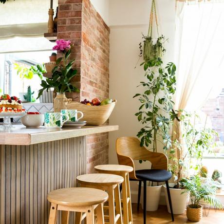 кухненска трапезария с остров и дървени бар столове