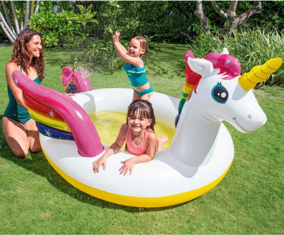 Kolam renang unicorn Aldi dengan semprotan adalah musim panas yang sejuk yang harus dimiliki untuk anak kecil
