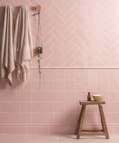 Vonios kambaryje rožinės spalvos dažytos plytelės