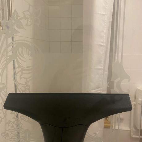 Langų dulkių siurblio, naudojamo dušo stiklams valyti vonios kambaryje, vaizdas