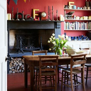 ღრმად წითელი სასადილო ოთახი ბუხრით | სასადილო ოთახის გაფორმება | ქვეყნის სახლები და ინტერიერი | Housetohome.co.uk