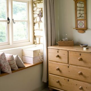 Neutral lantlig fönsterstol i vardagsrum | Vardagsrumsinredning | Stil hemma | Housetohome.co.uk