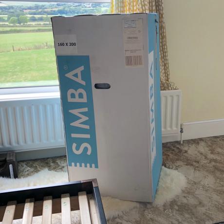 Hybridní matrace Simba v krabici v ložnici připravené k otevření