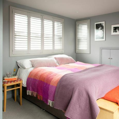 różowo-szara sypialnia z dywanikiem w szkocką kratę