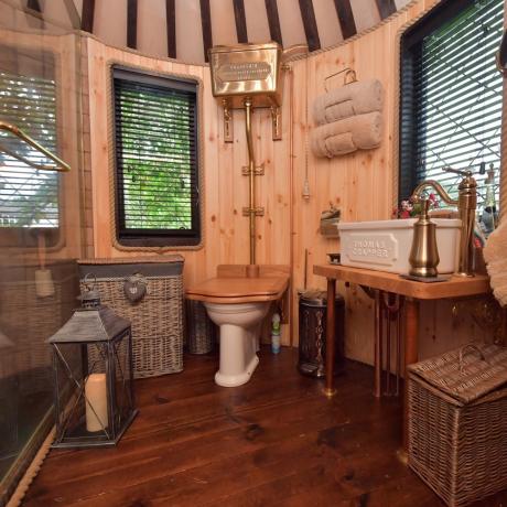 בית עץ אמבטיה זה תומאס קראפר גורם לשירותים בחוץ לזרוח שוב