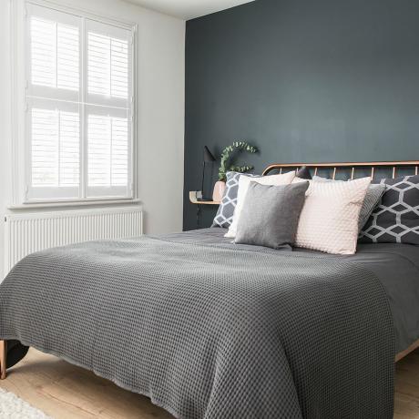 ألق نظرة خاطفة داخل هذا السرير الحديث أحادي اللون في المنزل في هيرتفوردشاير