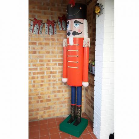 Pažiūrėkite, kokią įspūdingą 7 pėdų kalėdinio Spragtuko dekoraciją buvo galima padaryti nemokamai