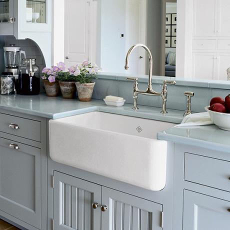 Faites la vaisselle dans un style campagnard moderne avec ces designs d'évier et de robinet tendance