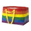 El icónico bolso IKEA FRAKTA acaba de recibir un cambio de imagen del arcoíris