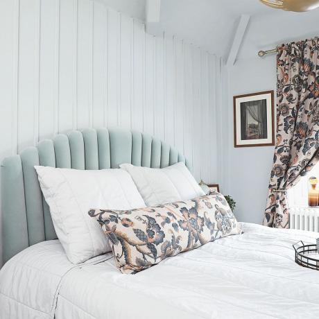 jasnozielona sypialnia z aksamitnym łóżkiem