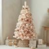 Rosa Weihnachtsbäume liegen auf TikTok im Trend