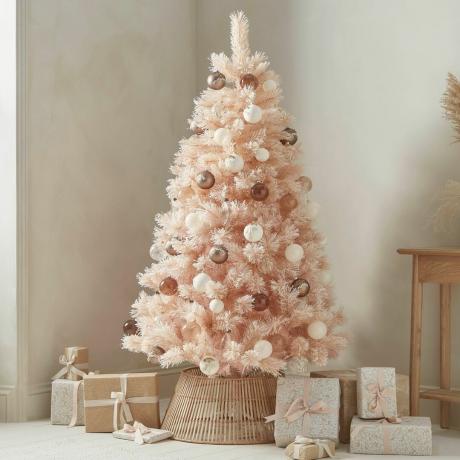 Rosa Weihnachtsbäume liegen auf TikTok im Trend