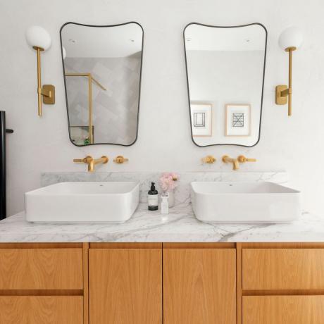 модерна баня със зелена вана, златен душ и двойна мивка