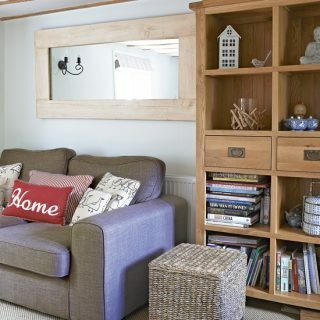 Sala de estar neutra con muebles de madera y alfombra de sisal