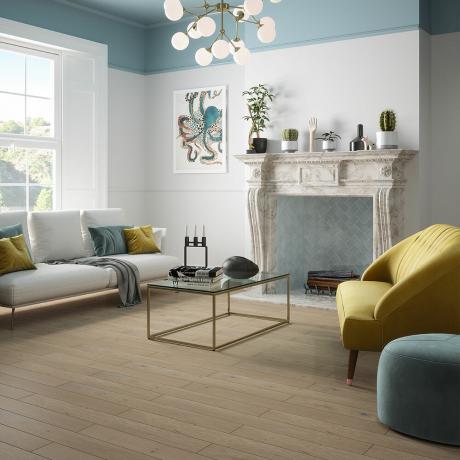 Tile Giant Ideal Home -puulattiavalikoima olohuoneen tammilattialla ja keltaisella nojatuolilla