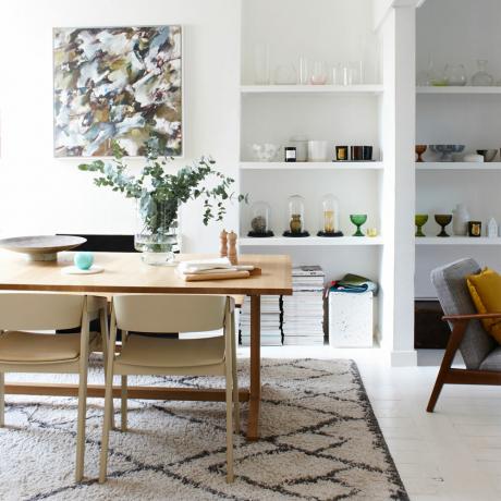 Witte eetkamer met moderne meubels en Berber tapijt