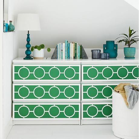Ikea hackt witte en groene ladekast in witte slaapkamer