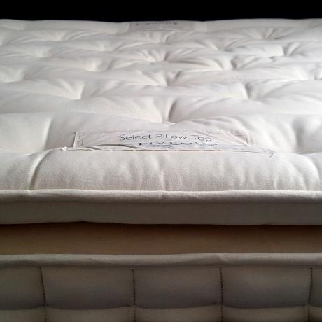 Hypnos Select Pillow Top čiužinys bandomas miegamajame su šviesiai rausvomis sienomis ir juoda lova