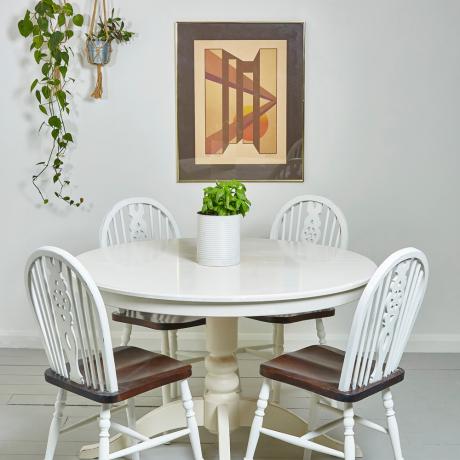 Gli acquirenti per la prima volta passano mesi senza tavolo da pranzo e sedie dipinte mobili di BHF