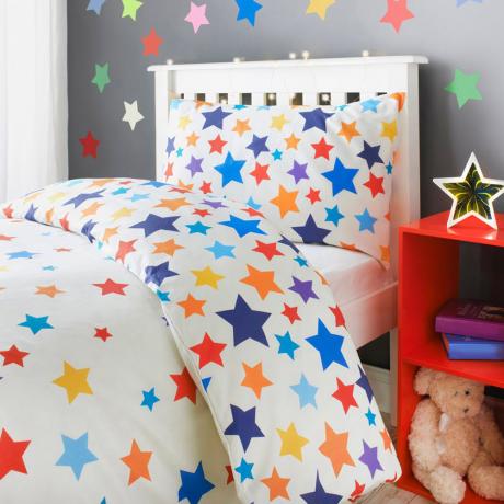 Това спално бельо Matalan Superstars идеално подхожда на разпродадената му семейна пижама