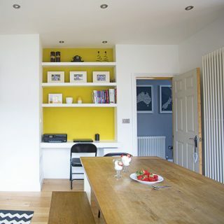 غرفة طعام ذكية بجدار أصفر مميز | تزيين غرفة الطعام | النمط في المنزل | housetohome.co.uk