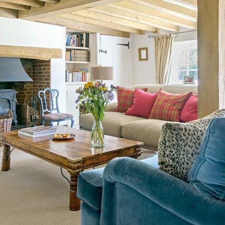Vidiecka obývačka s drevenými trámami a stropom