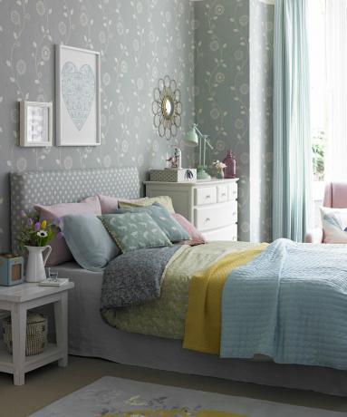 Acogedor dormitorio con tonos pastel