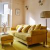 Vilken färg soffa får ett vardagsrum att se större ut?