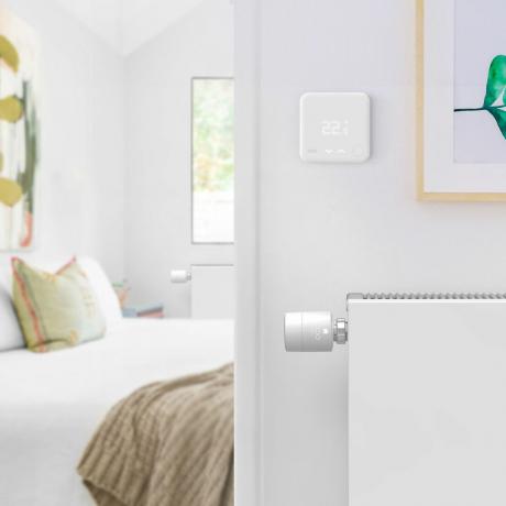 dormitor cu termostat inteligent pe perete alb