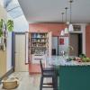 Spalvinga virtuvės transformacija: vaivorykštės spalvos pagyvina pavargusią erdvę