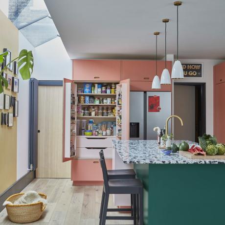 Πολύχρωμος μετασχηματισμός κουζίνας: τα χρώματα του ουράνιου τόξου ζωντανεύουν τον κουρασμένο χώρο