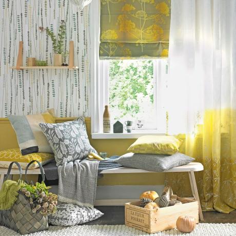 Sala de estar amarilla y gris de estilo rústico