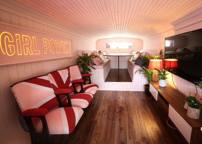 Kijk binnen in de Spice Bus Airbnb om echt geweldige interieurs te vinden