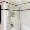 Tradicinis vonios kambario pertvarkymas su sulankstoma vonia, mėlynomis sienomis ir žvaigždinėmis plytelėmis