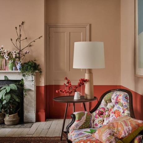 χρωματικά σχέδια σαλονιού, κοραλί και κόκκινο σαλόνι με φλοράλ καναπέ, vintage χαλί, λουλούδια και φυτά, βοηθητικό τραπέζι, μεγάλο φωτιστικό