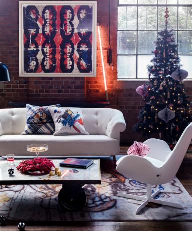 obývačka s neónom a vianočným stromčekom
