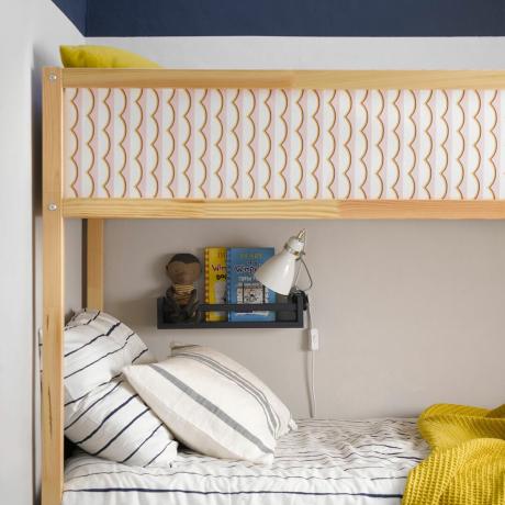 Детска спалня с двуетажно легло IKEA и поставка за подправки IKEA за книги