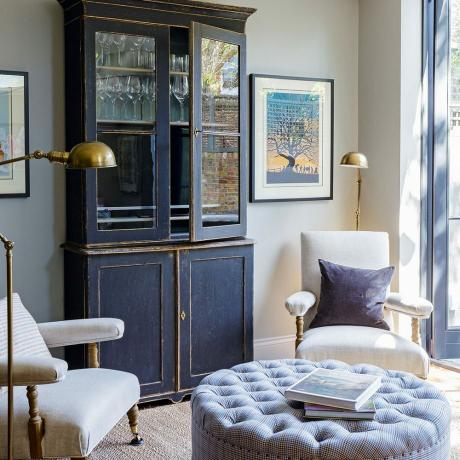 Neutralt vardagsrum med djärva blå möbler