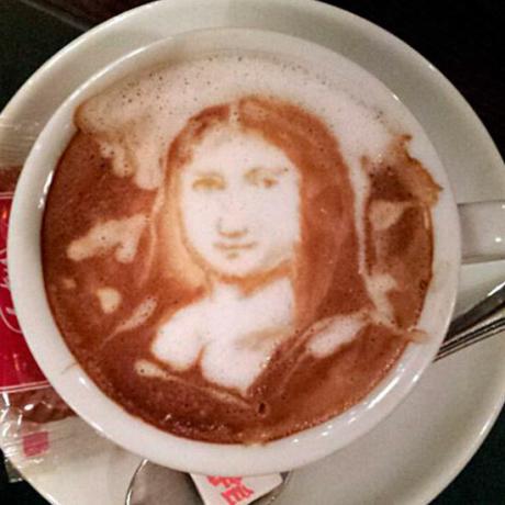 Obra de arte: em sua cafeteria em Osaka, Japão, Kazuki até mesmo desenhou imagens da Mona Lisa em sua espuma de cappuccino Rex Features
