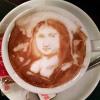 Japoński barista tworzy grafikę kawową w swoich cappuccino
