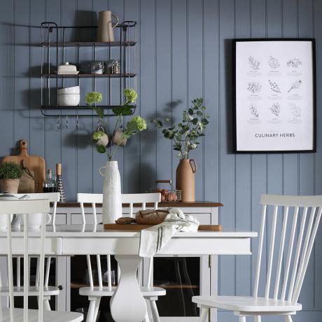 Furniture and Choicen sininen paneelinen ruokasali, jossa valkoinen ruokapöytä ja tuolit
