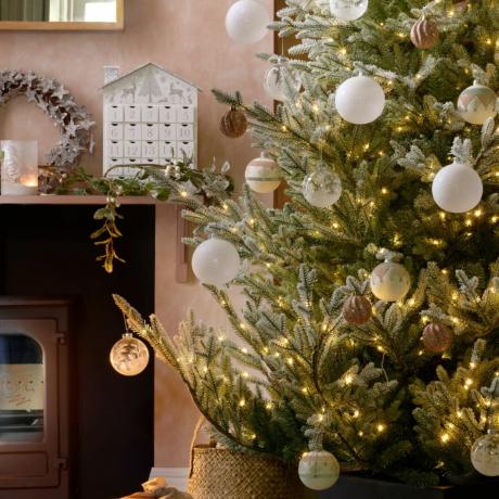 glinsterende kerstbalversieringen op een kerstboom in een woonkamer