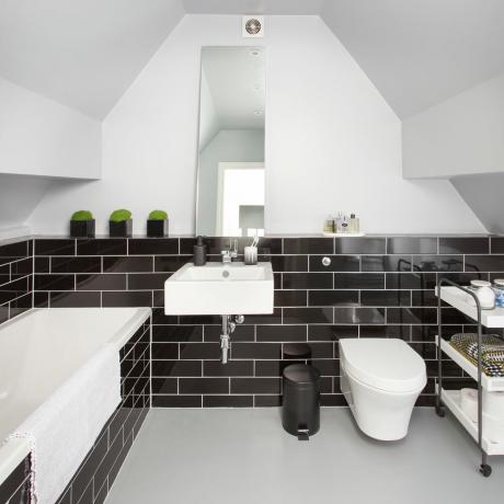 fekete -fehér tetőtéri fürdőszoba ötlet