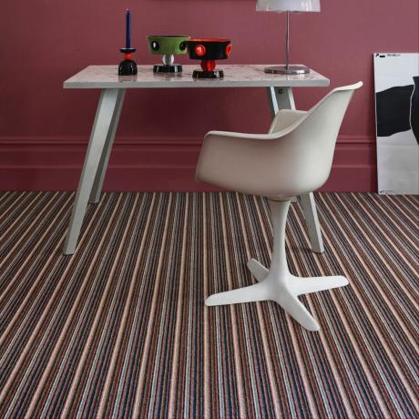 Beste Teppichfarbe für Wohnzimmer, Heimbüro, Wohnzimmer mit gestreiftem Teppich, weißem Schreibtisch und Stühlen