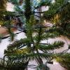 Wir probieren den künstlichen Weihnachtsbaum-Hack aus, um ihn voller aussehen zu lassen