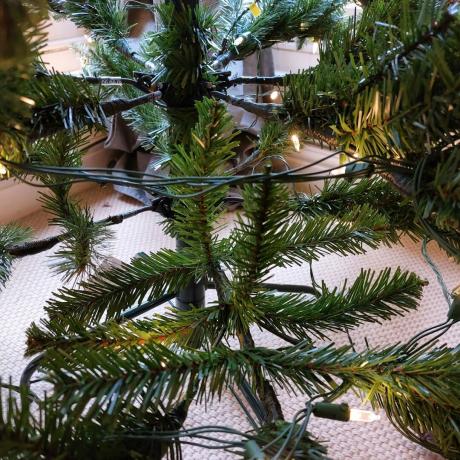 Wir probieren den künstlichen Weihnachtsbaum-Hack aus, um ihn voller aussehen zu lassen