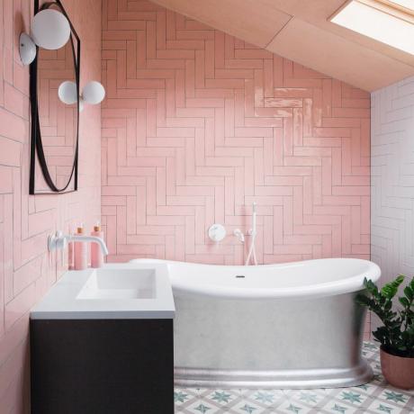 Rožinis vonios kambarys su balta vonia ir kriaukle su juodais akcentais