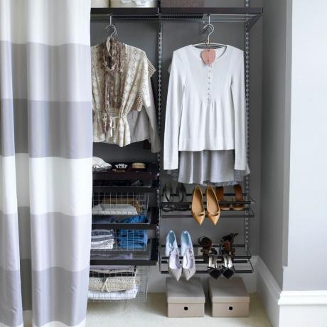 Kläder hängande i organiserad garderob