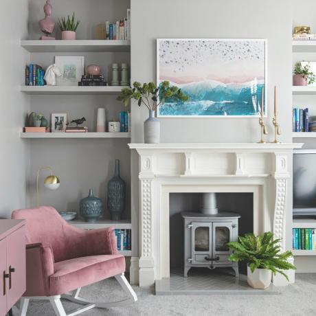 Siva dnevna soba z roza stolom in poslikavo