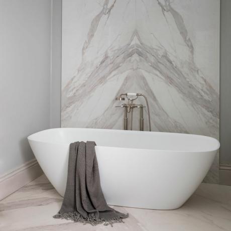 Tendencias de azulejos de baño 2020 mármol gris a gran escala